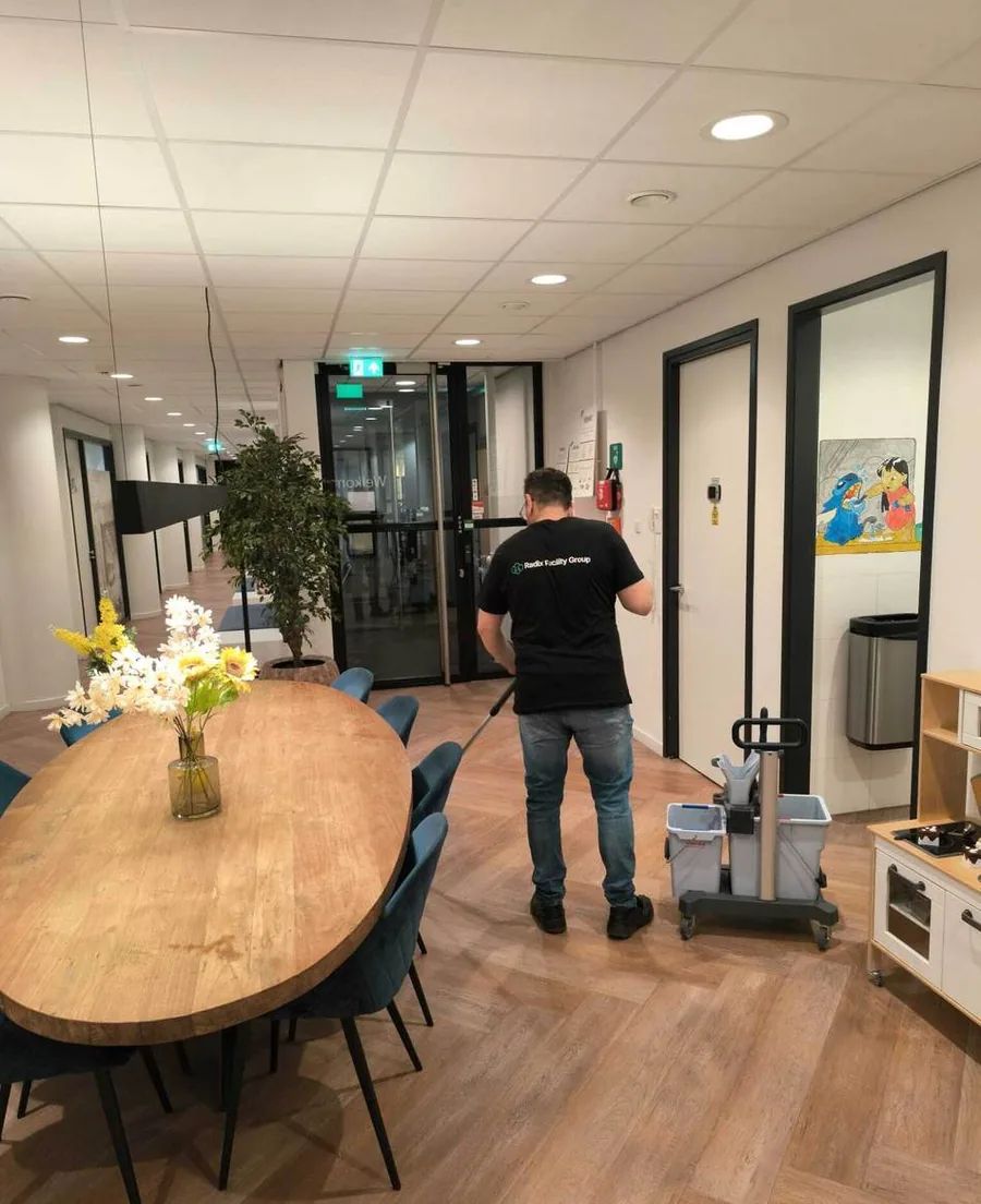 Radix-medewerker dweilt een kantoorvloer