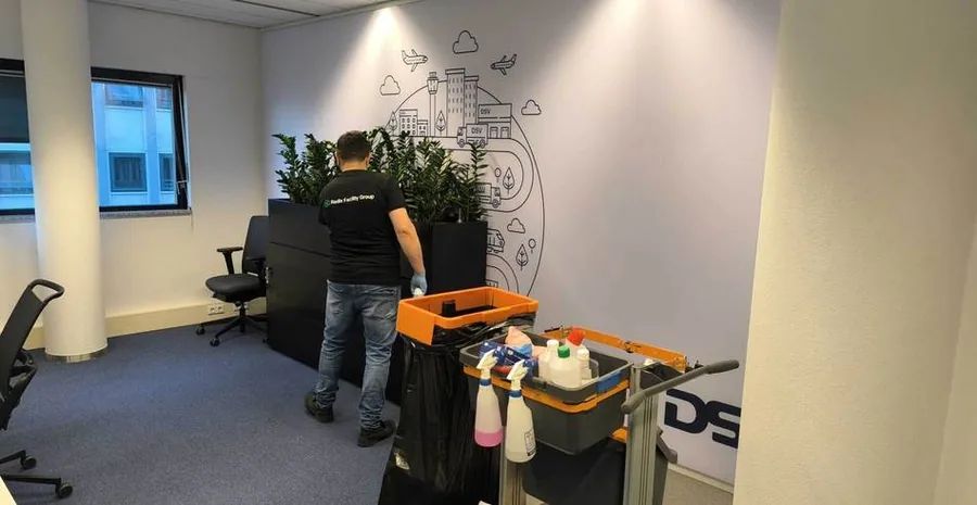 Radix-medewerker aan het werk op een kantoor van DSV